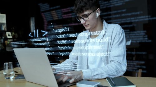experiencia-en-programacion-con-una-persona-que-trabaja-con-codigos-en-la-computadora