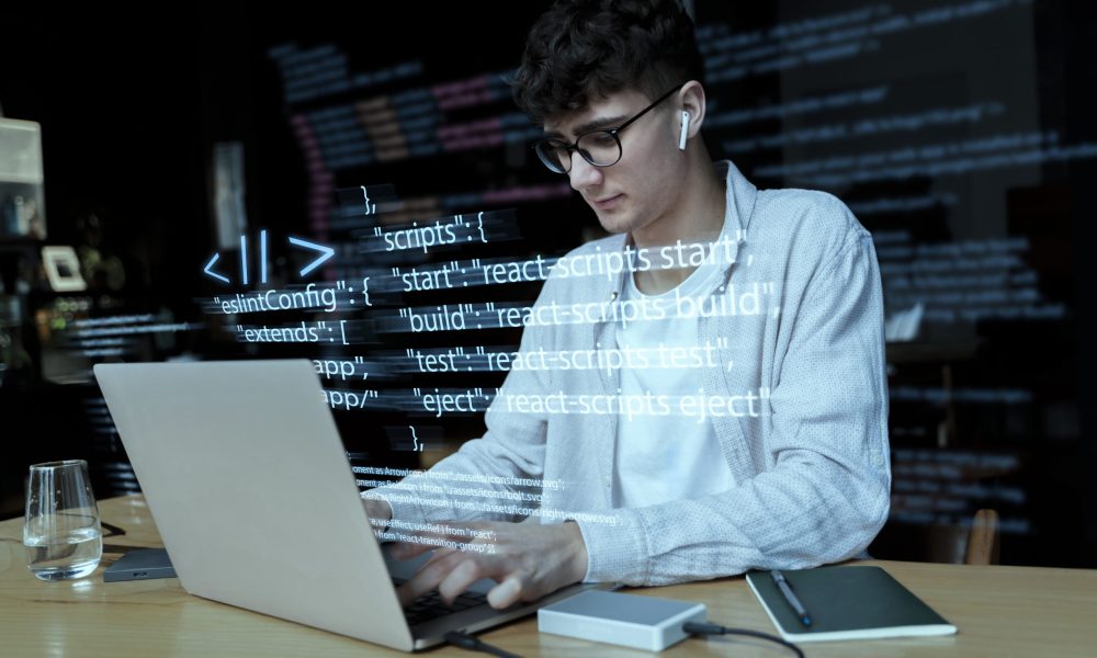 experiencia-en-programacion-con-una-persona-que-trabaja-con-codigos-en-la-computadora